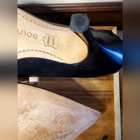 Boutique 9, Kelsey Black Leather Pump with Gold Buckle and Suede accent, Sz 10 - Picture 11 of 13